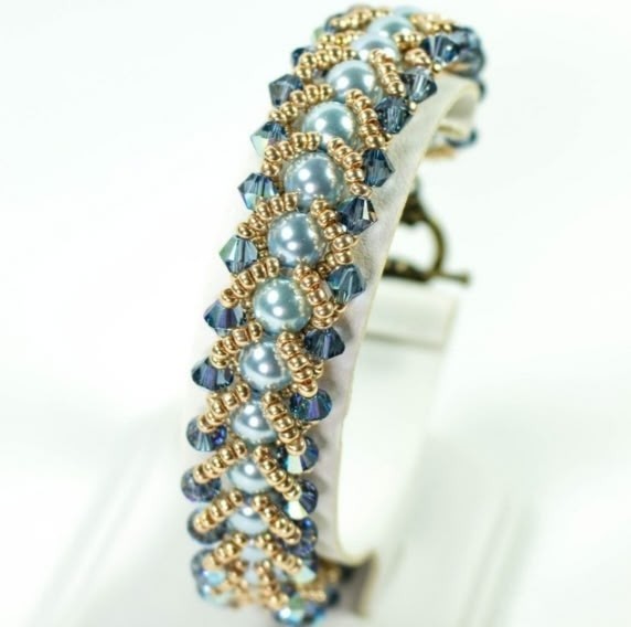 Плоский американский жгут из бисера и бусин