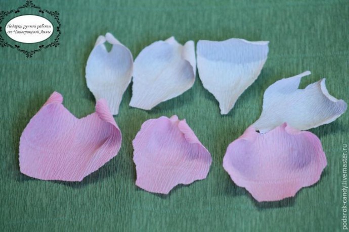 Делаем распушившийся пион из гофрированной бумаги и конфеты: часть 3 Делаем распушившийся пион из гофрированной бумаги и конфеты: часть 3