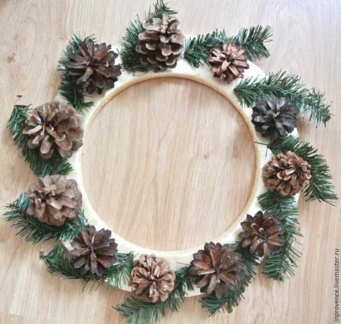 Венок из шишек и орехов Венок из шишек и орехов
