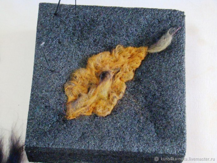 ​Валяем брошь "Два желудя для белочки": часть 1