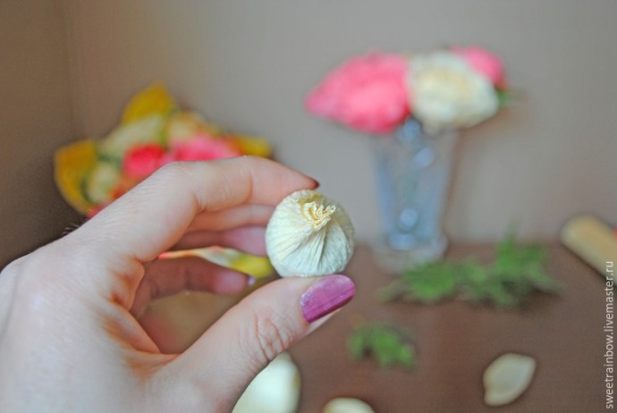 Создаем пионовидные цветы и бутоны для букета из конфет: часть 2