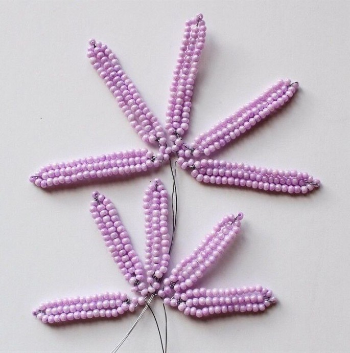 Нежные цветы из бисера