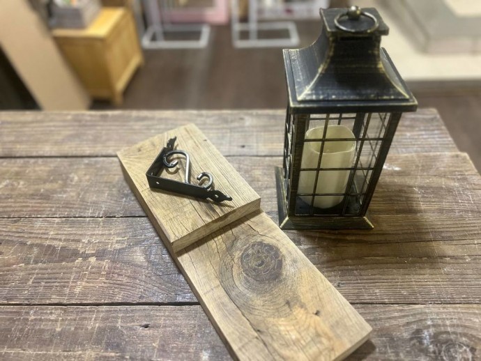 Подвесной фонарь с деревянной полкой