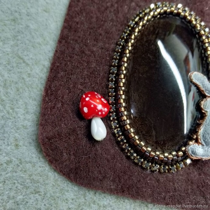 Брошь из бисера с кроликом Брошь из бисера с кроликом