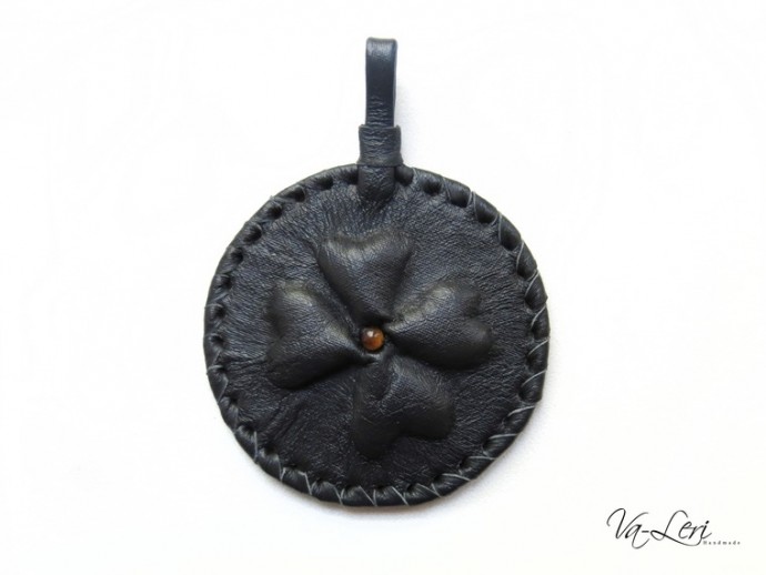 ​Изготавливаем кожаный брелок с объемным четырехлистником на удачу: часть 4