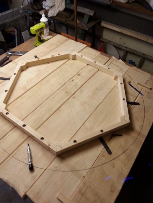 ​Круглый стол с выжженным рисунком в виде дерева