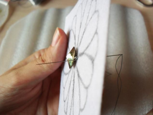 Мастер-класс по созданию вышитой бисером броши "Нео-цветок": часть 2