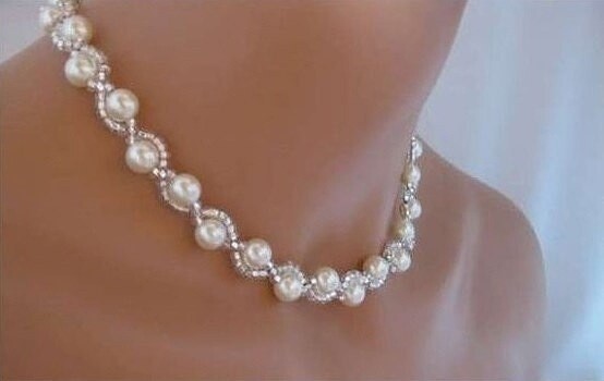 ​Стильное колье из жемчуга и бисера