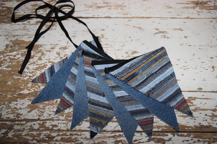 Что сделать из старых джинсов: флажки для декора