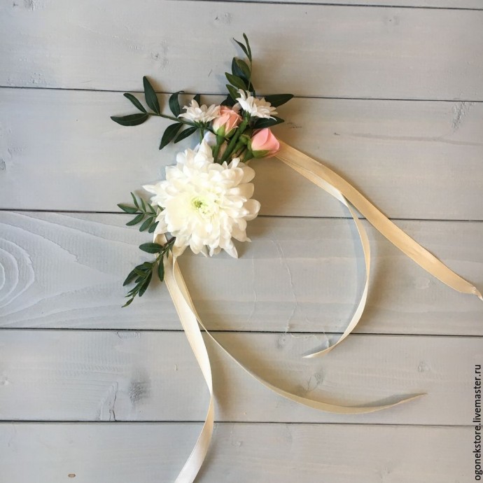 Создаем нежный свадебный браслет из живых цветов