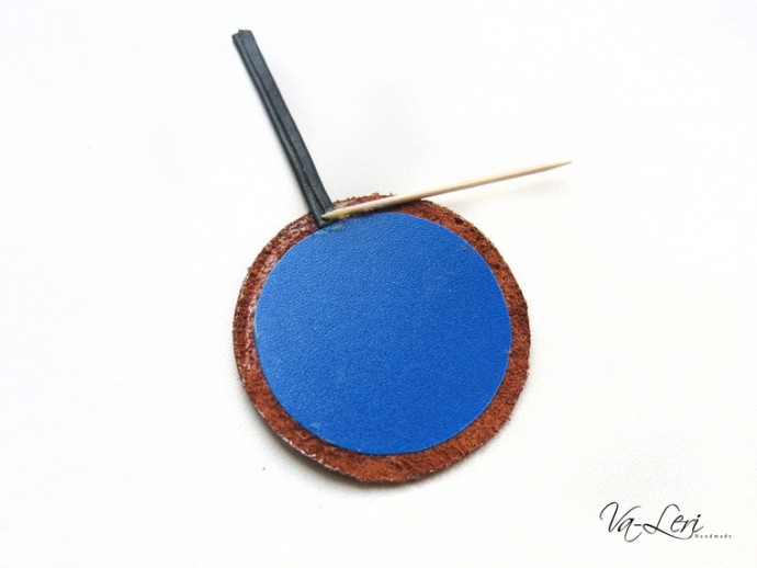 ​Изготавливаем кожаный брелок с объемным четырехлистником на удачу: часть 1