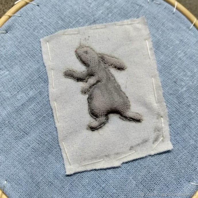 Брошь из бисера с кроликом Брошь из бисера с кроликом