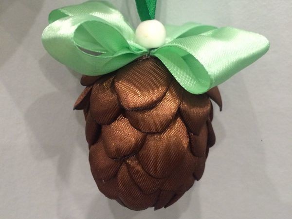 Делаем новогоднюю шишку из атласной ленты: часть 2