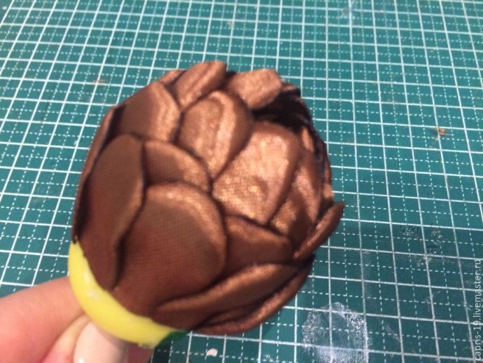 Делаем новогоднюю шишку из атласной ленты: часть 2