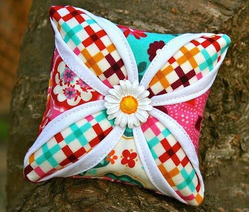 Пёстрая игольница: мастер-класс