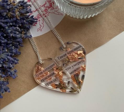 ​Подвески с надписями из смолы