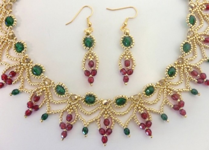 Ажурное колье из бисера и бусин