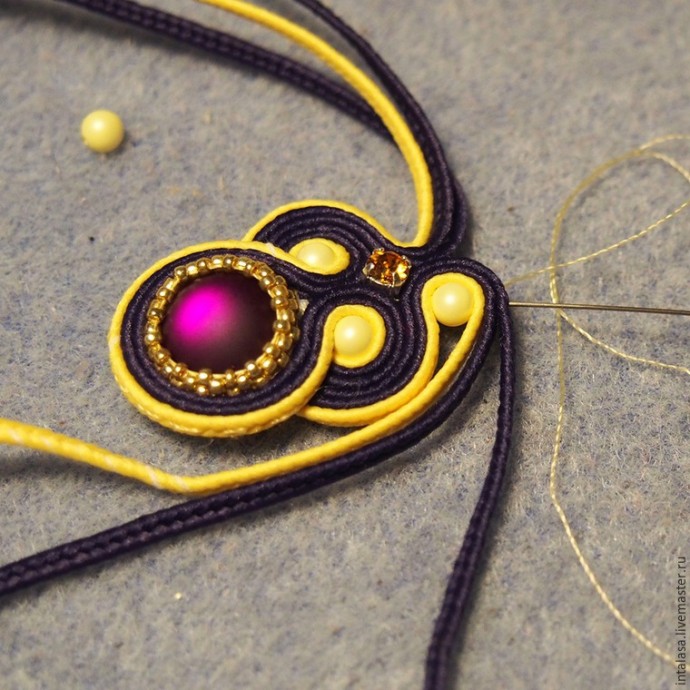 Делаем сережки в технике сутажной вышивки Делаем сережки в технике сутажной вышивки