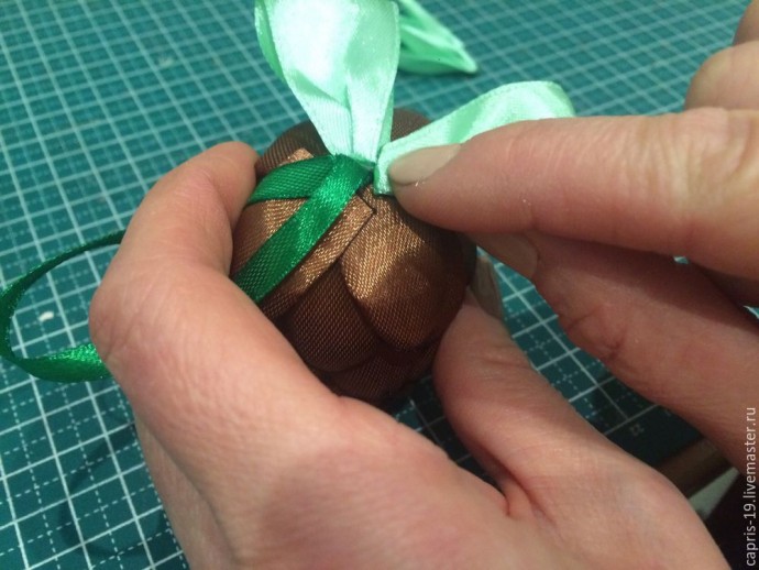 Делаем новогоднюю шишку из атласной ленты: часть 2