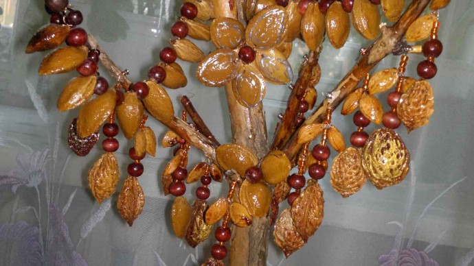 ​Украшения из косточек фруктов