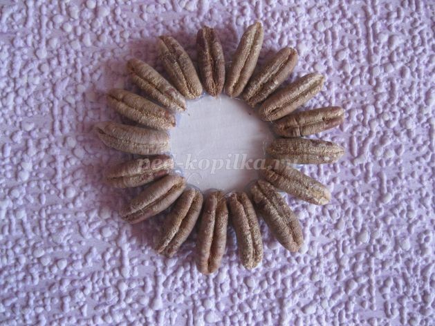 Цветы из косточек фиников и кедровых орехов: часть 1