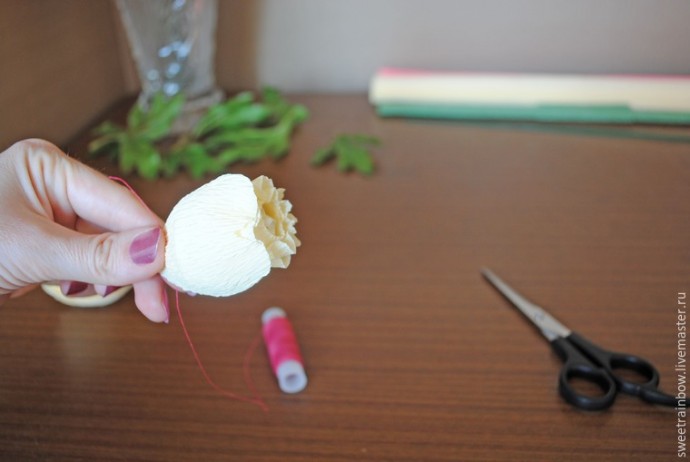 Создаем пионовидные цветы и бутоны для букета из конфет: часть 1