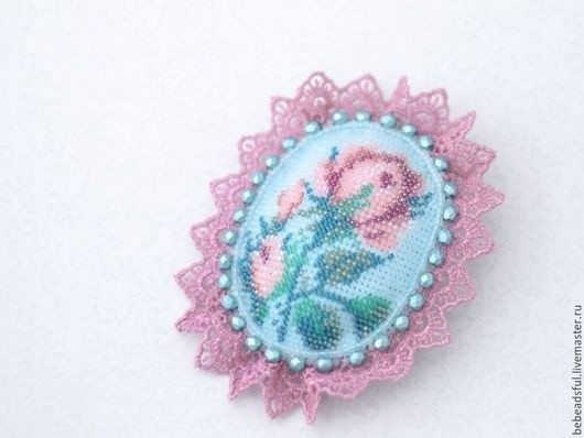 Броши с нежными цветами