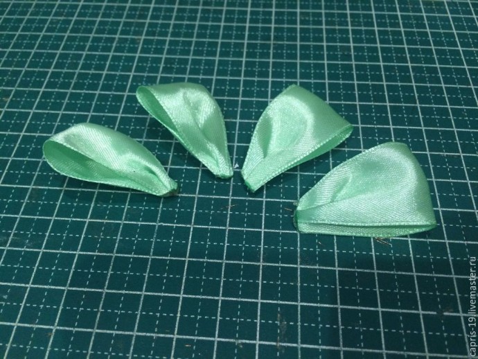 Делаем новогоднюю шишку из атласной ленты: часть 2