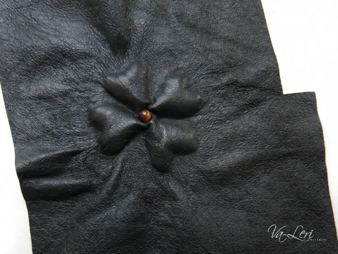 ​Изготавливаем кожаный брелок с объемным четырехлистником на удачу: часть 3