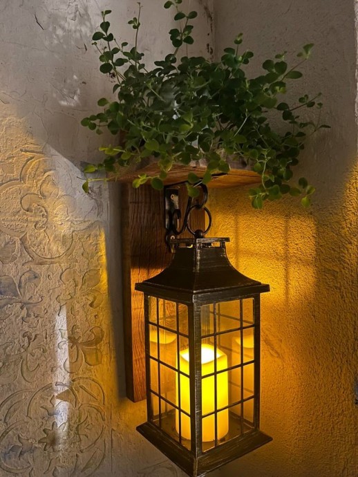 Подвесной фонарь с деревянной полкой