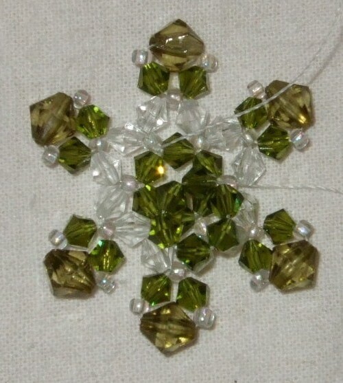 Брелок "Оливковый лед" из бисера