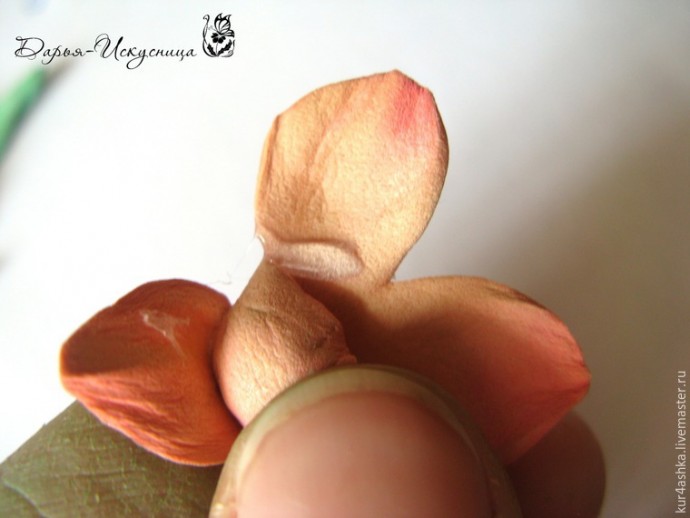 Декорируем свечу для семейного очага с цветами из фоамирана: часть 4