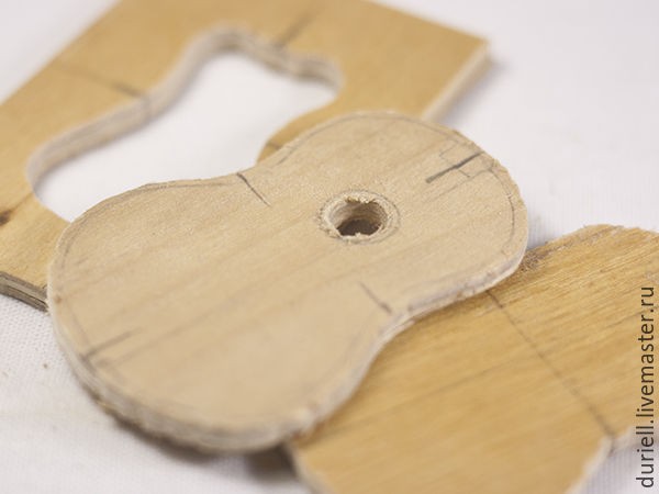 Мастерим миниатюрную гитару "Ретро" для куклы: часть 2