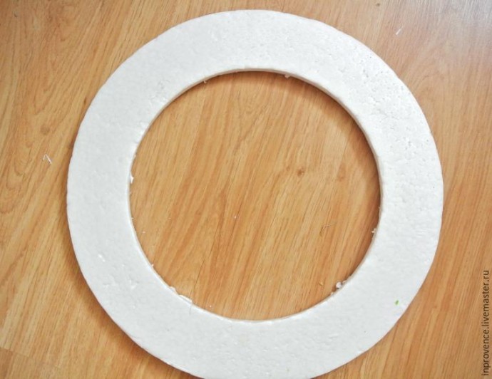 Венок из шишек и орехов Венок из шишек и орехов