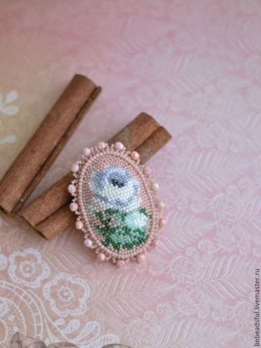 Броши с нежными цветами