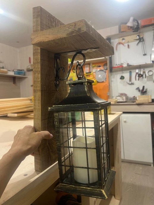 Подвесной фонарь с деревянной полкой