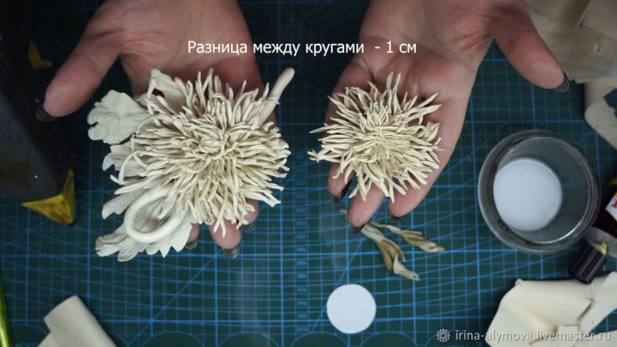 Мастерим хризантему из кожи: часть 2