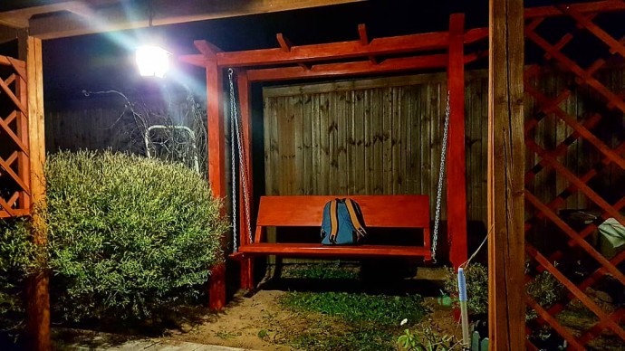 ​Самодельные деревянные качели в стиле перголы