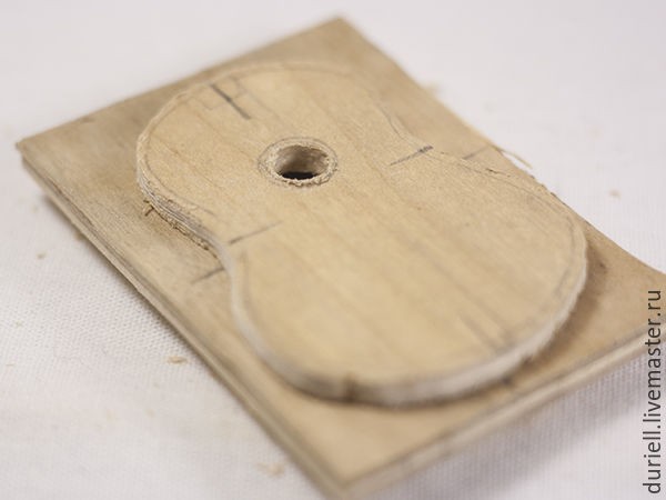 Мастерим миниатюрную гитару "Ретро" для куклы: часть 2