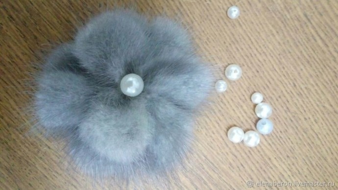 Украшаем варежки мехом норки и бусинами