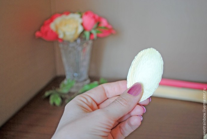 Создаем пионовидные цветы и бутоны для букета из конфет: часть 2