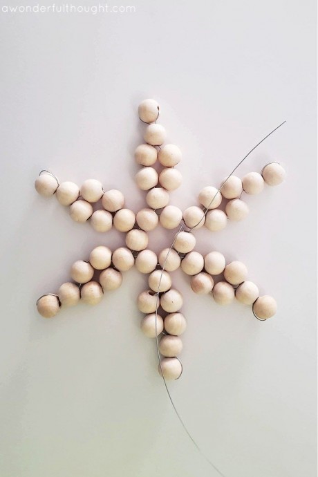 Снежинки из бусин