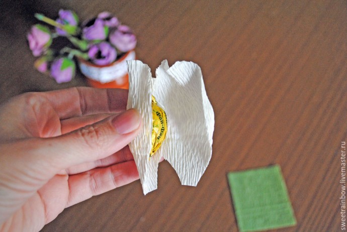 Делаем оригинальную композицию из конфет "Кленовый лист": часть 1