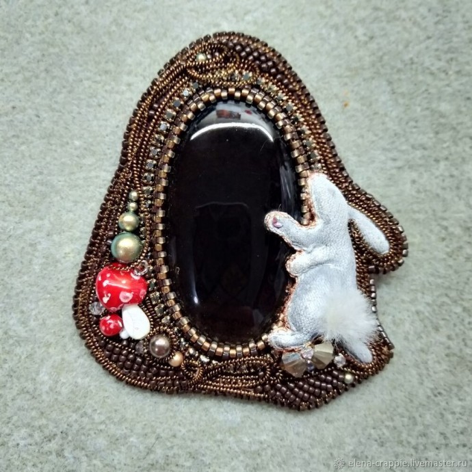 Брошь из бисера с кроликом Брошь из бисера с кроликом