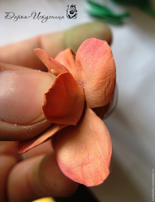 Декорируем свечу для семейного очага с цветами из фоамирана: часть 4