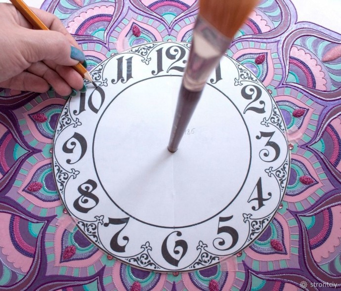 ​Расписываем интерьерные часы в смешанной технике: часть 6