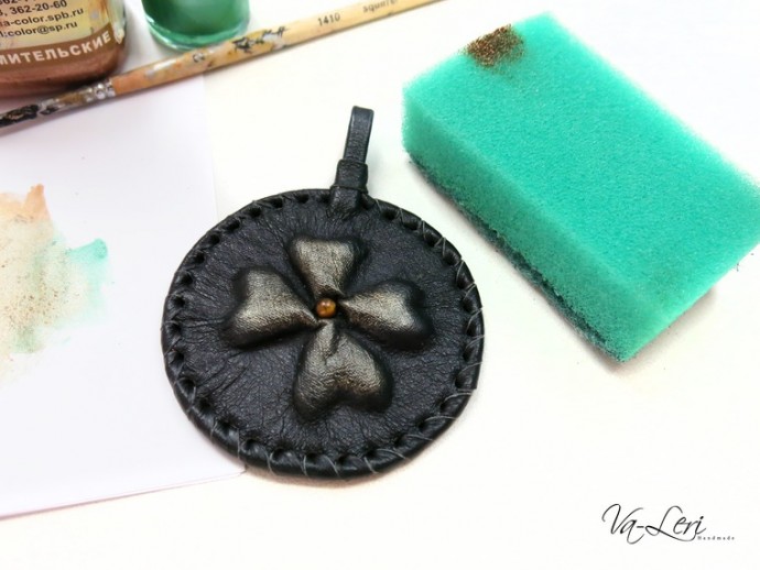 ​Изготавливаем кожаный брелок с объемным четырехлистником на удачу: часть 4