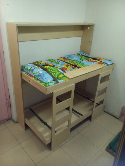 ​Необычная складная 2-ярусная кровать из фанеры