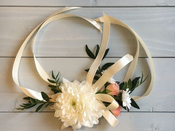 Создаем нежный свадебный браслет из живых цветов