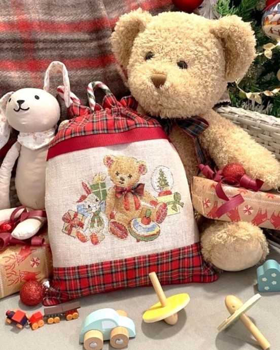 Вышиваем мишку с игрушками